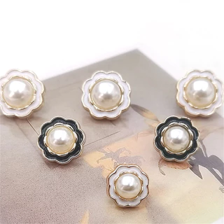 10-Pack Elegant Pearl ปุ่มดอกไม้สีดําสีขาว 12.5/18/25 มม.ปุ่มเย็บผ้าพลาสติกสําหรับชุด Blazer Decor Minimalist ดอกไม้ DIY Craft อุปกรณ์เสริม