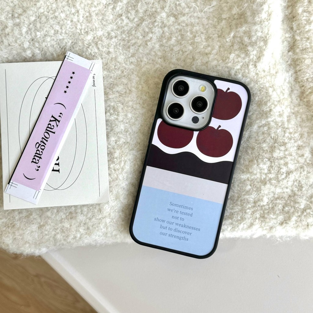 เคสโทรศัพท์ iPhone เคส สามลูกแอปเปิ้ล แบ่งออกเป็น iPhone 16 15 14 13 Pro Max ฝีมือฟิล์ม เก็บงานประณีต วัสดุพอลิคาร์บอเนต ป้องกันรอยและสี ไม่ซีด ไม่เหลือง