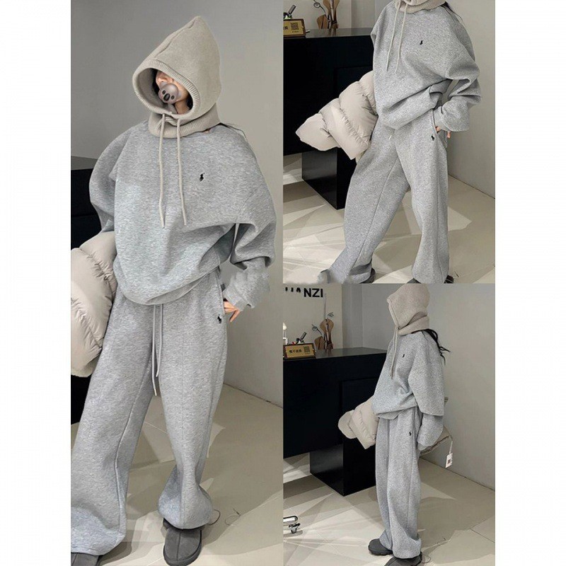 เกาหลี บวก บวก ชุดชุดกีฬาลําลองสําหรับผู้หญิงในฤดูใบไม้ร่วงและฤดูหนาว 2025 เสื้อฮู้ดผ้าฟลีซปักลายหลวม + กางเกงชุดสองชิ้น