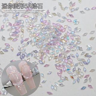 สติกเกอร์เล็บเล็บ Rhinestones เพชรคริสตัลเพทาย 5A สีขาวเงา DIY Rhombus เกล็ดหิมะ 100 ชิ้น KOUDAN
