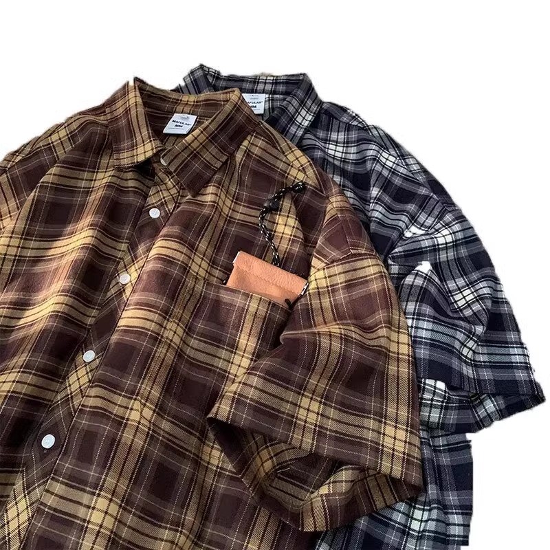 เสื้อเชิ้ตแขนสั้นลําลอง ทรงหลวม ลายสก๊อต แฟชั่นฤดูร้อน สไตล์ฮ่องกง สําหรับผู้ชาย