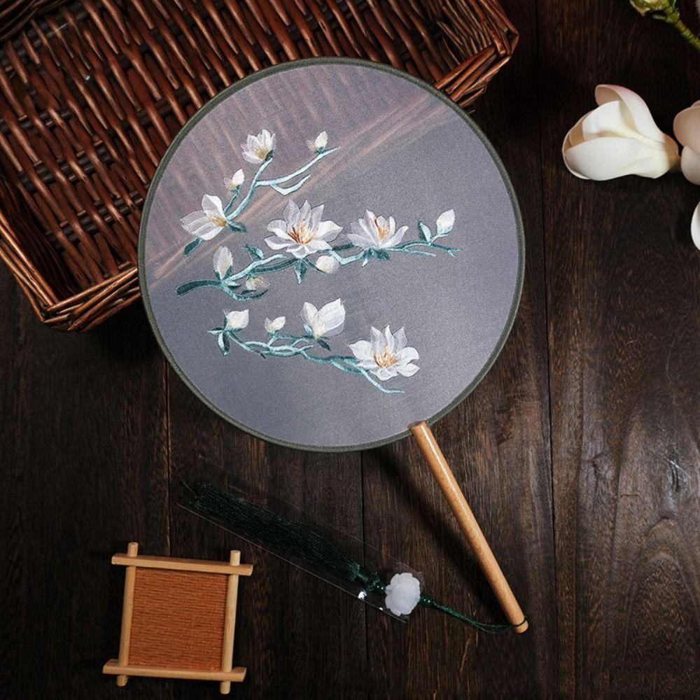 Back2life พัดลมเย็บปักถักร้อยลายดอกไม้มือถือสไตล์จีนพัดลมกลมโบราณพร้อมจี้ Tuan พัดลมพู่พัดลมผ้าไหมตกแต่งบ้าน - รูปที่ 5