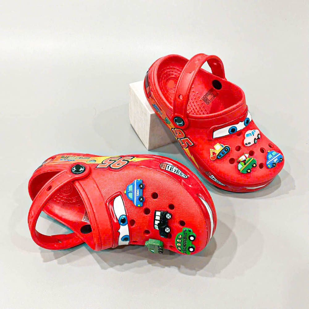 รองเท้าแตะ McQueen ดีไซน์รถแข่งเรืองแสงสําหรับผู้ชายและผู้หญิง unisex ฟรี Jibbitz 10 ตัว ติดตกแต่งรอ