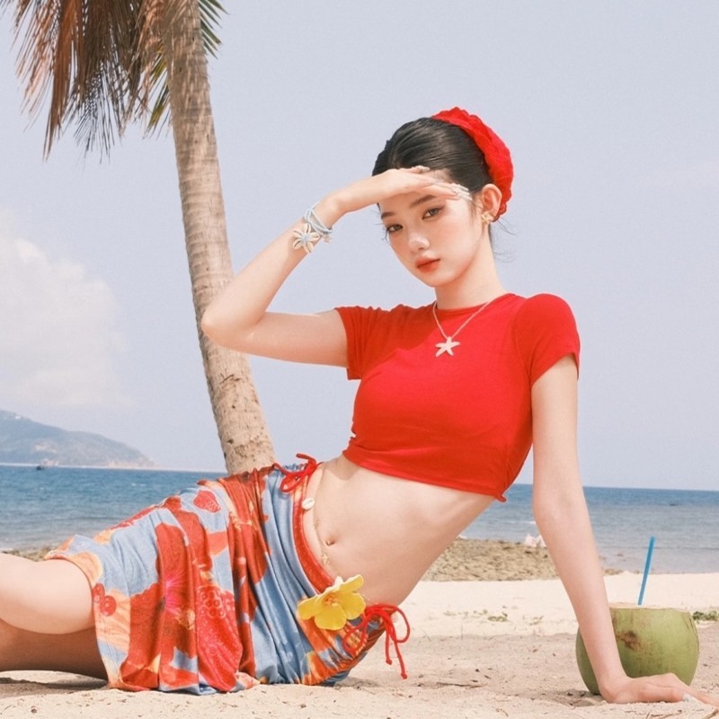 ชุดว่ายน้ําแฟชั่น   beachwear  กระโปรงยาววินเทจสีแดง  ลายดอกไม้ ทรงสลิมฟิต - รูปที่ 4
