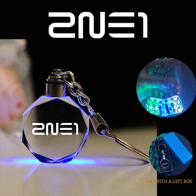 2ne1 พวงกุญแจไฟ LED 7 สีคริสตัลรถที่กําหนดเองพวงกุญแจเหรียญรถจักรยานยนต์พวงกุญแจที่สวยงามส่วนบุคคล K