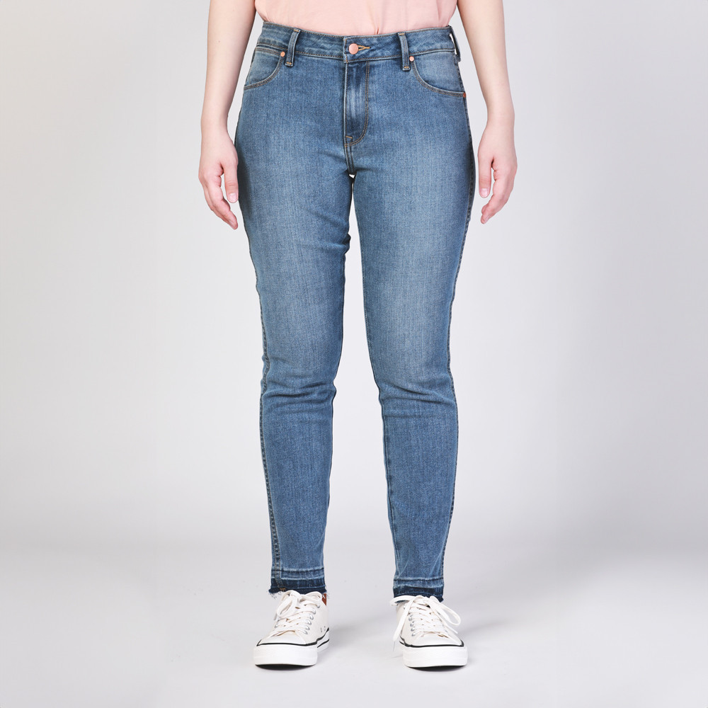 WRANGLER กางเกงยีนส์ผู้หญิง คอลเลคชั่น Wrangler Keeps You Cool เอวกลาง ทรงเข้ารูป รุ่น WR S424WLARN28 - สียีนส์อ่อน
