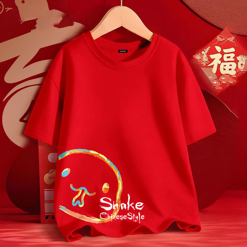 (จัดส่งตลอด 24 ชั่วโมง)Woo Right เสื้อ happy new year 2025 การ์ตูนน่ารักงูลาปีใหม่ เสื้อ ผ้าฝ้ายสีแดงแขนสั้นเสื้อยืด