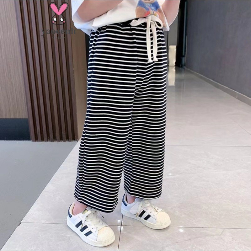 【YAOEENH】90-160ซม.ฤดูร้อนสาวสีดําสีขาวลายตรงกว้างขากลางเด็กใหญ่เกาหลีรุ่นหลวม ระบายอากาศได้ กางเกงลําลอง