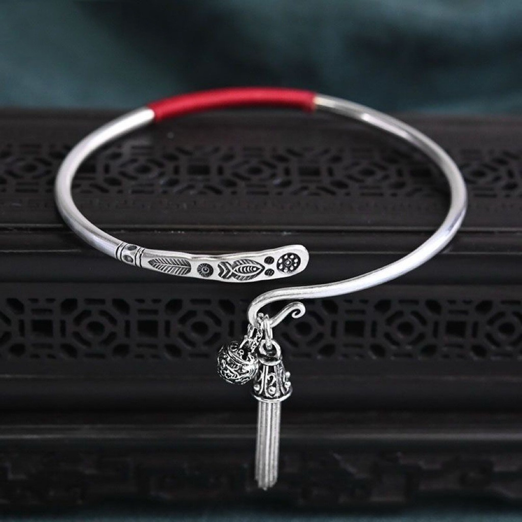 ใหม่ย้อนยุคสไตล์จีนสาวสร้อยข้อเท้าเชือกสีแดงพันรอบแกะสลักลายพู่กระดิ่งจี้ดอกบัวกำไลข้อเท้าโบราณ quww