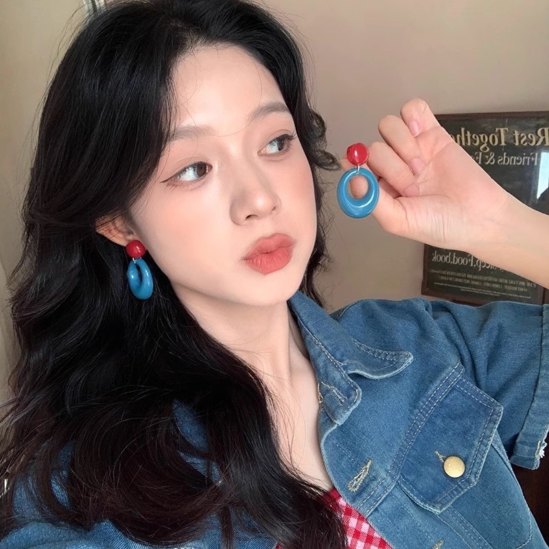 ย้อนยุคคมชัดสีแดงและสีน้ําเงินต่างหูหญิง 2025 ปีใหม่ใหม่ฤดูใบไม้ร่วงและฤดูหนาวต่างหูของขวัญ