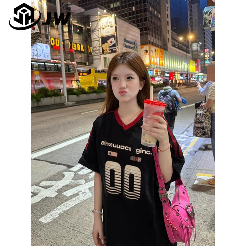 เสื้อยืดสีกันชนคอวีวินเทจสไตล์อเมริกันปี2025เสื้อยืดแขนสั้นผู้หญิงหน้าร้อนเสื้อดีไซน์โดดเด่นสปอร์ตแขนสั้น