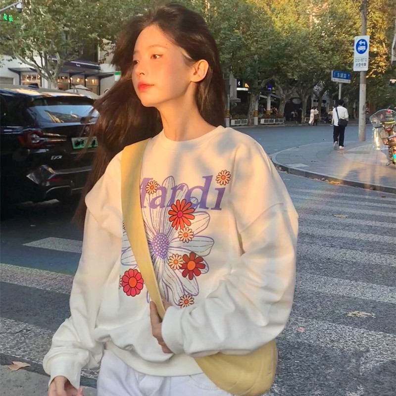 (จัดส่งตลอด 24 ชั่วโมง）OOOK Official Mardi วีชิตเสื้อคลุมคอแบบวงกลมที่ทำจากผ้าไหมพื้นดี มีดอกเบญจมาลีหลายดอกและมีอักษรตั