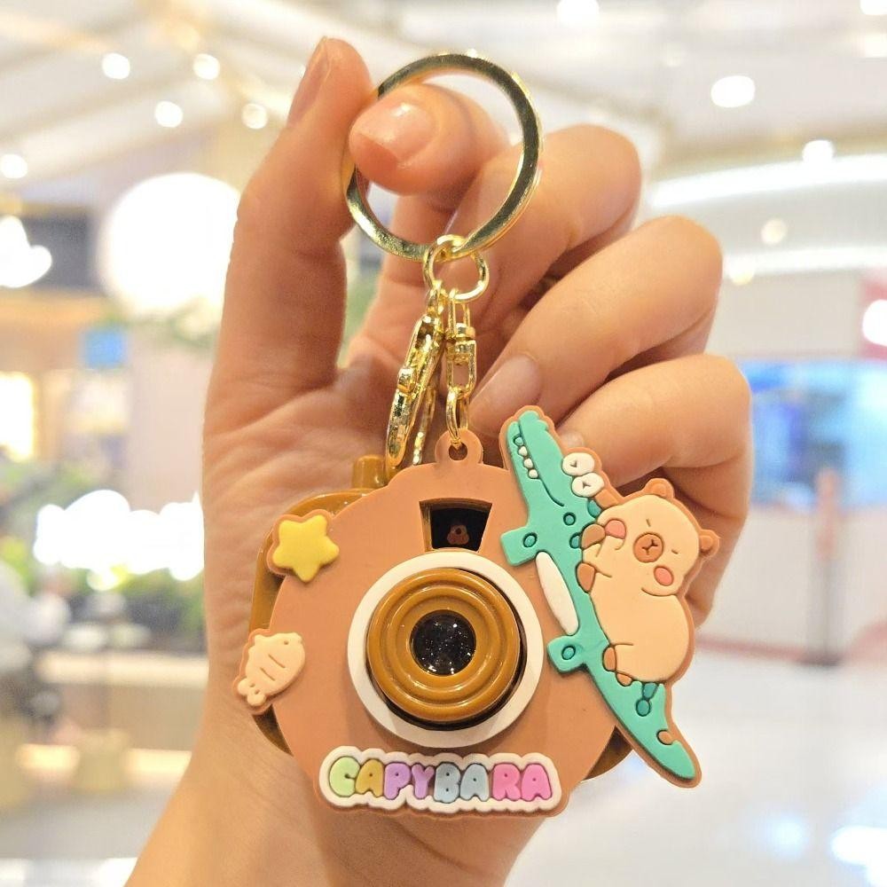 PHOECAXON Capybara พวงกุญแจ, กล้องโปรเจคเตอร์ Kawaii Kapybara จี้, Creative คีย์อุปกรณ์เสริมกระเป๋านักเรียนเครื่องประดับซิลิโคน Capybara ตุ๊กตาสาวของขวัญ ราคา ถูกที่สุด ดีลบีเคเค แกลเลอรีภาพที่ 5