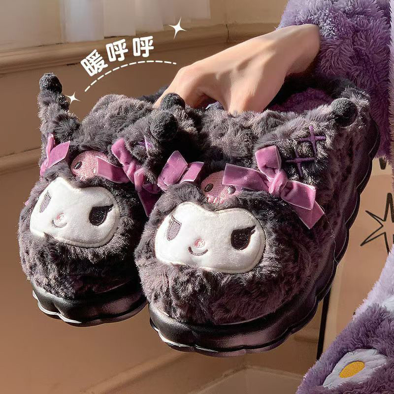 SANRIO รองเท้าแตะตุ๊กตาคิตตี้น่ารักสําหรับผู้หญิงฤดูหนาว ซานริโอ รองเท้าแตะในร่มที่อบอุ่นหนา