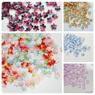 50ชิ้น แก้วสีสามมิติหลุมกลางไล่โทนสีดอกซากุระลูกปัด ทําเอง สร้อยข้อมือต่างหูวัสดุประสานเสียงอุปกรณ์เสริมลูกปัด