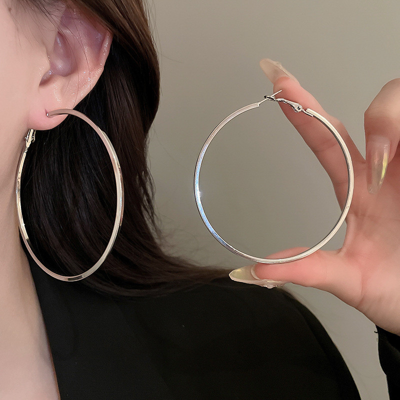 ต่างหูห่วงขนาดใหญ่แบบ matte textured gold ในสไตล์ minimalist chic เสริมความสวยงามในวัน.daily และ retro