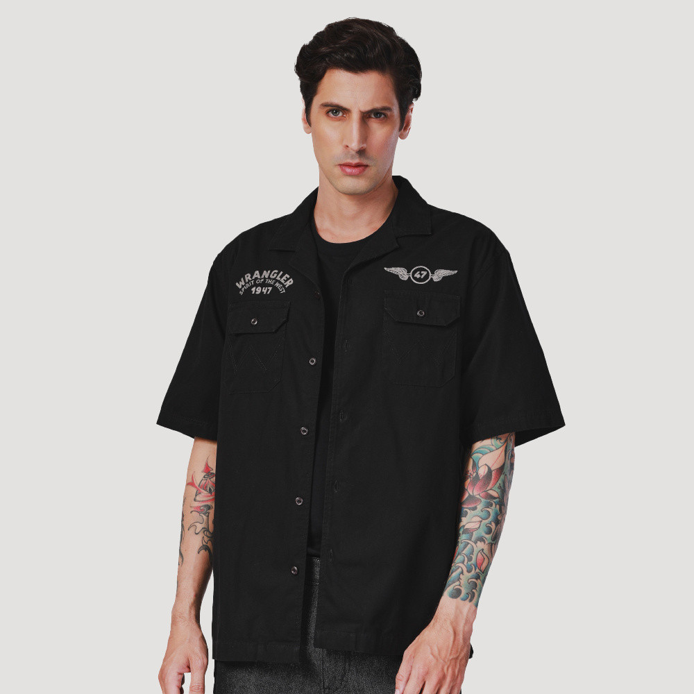 WRANGLER เสื้อเชิ้ตแขนสั้นผู้ชาย คอลเลคชั่น Biker Regular รุ่น WR F324MSHSN32 สีดำ