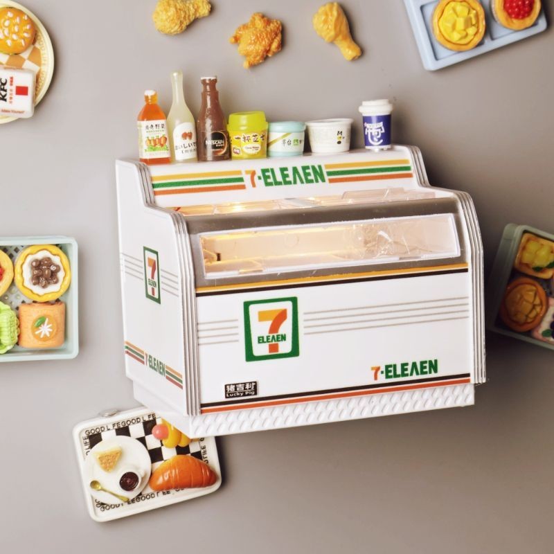 มินิซูเปอร์มาร์เก็ต711ตู้แช่แข็งรุ่นตู้เย็นสติกเกอร์สามารถส่องสว่างสามารถจัดเก็บแม่เหล็กขนาดเล็กลูกอมของเล่นตกแต่ง