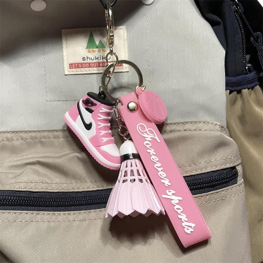 ไม้แบดมินตันขนาดเล็กนักเรียนสร้างสรรค์กระเป๋านักเรียนพวงกุญแจรองเท้าผ้าใบมูลค่าสูงจี้คู่กีฬาอินเทรนด์ของขวัญ โอเค03