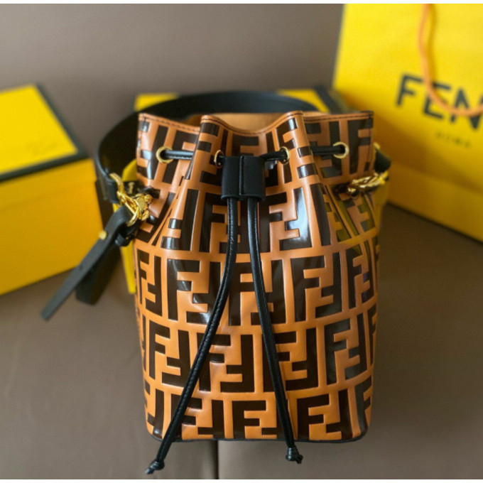 [กล่องของขวัญ] แฟชั่น Fendi ลายนูน FF Bucket Bag หนังวัวคุณภาพสูง กระเป๋าสะพายผู้หญิงสุดหรู