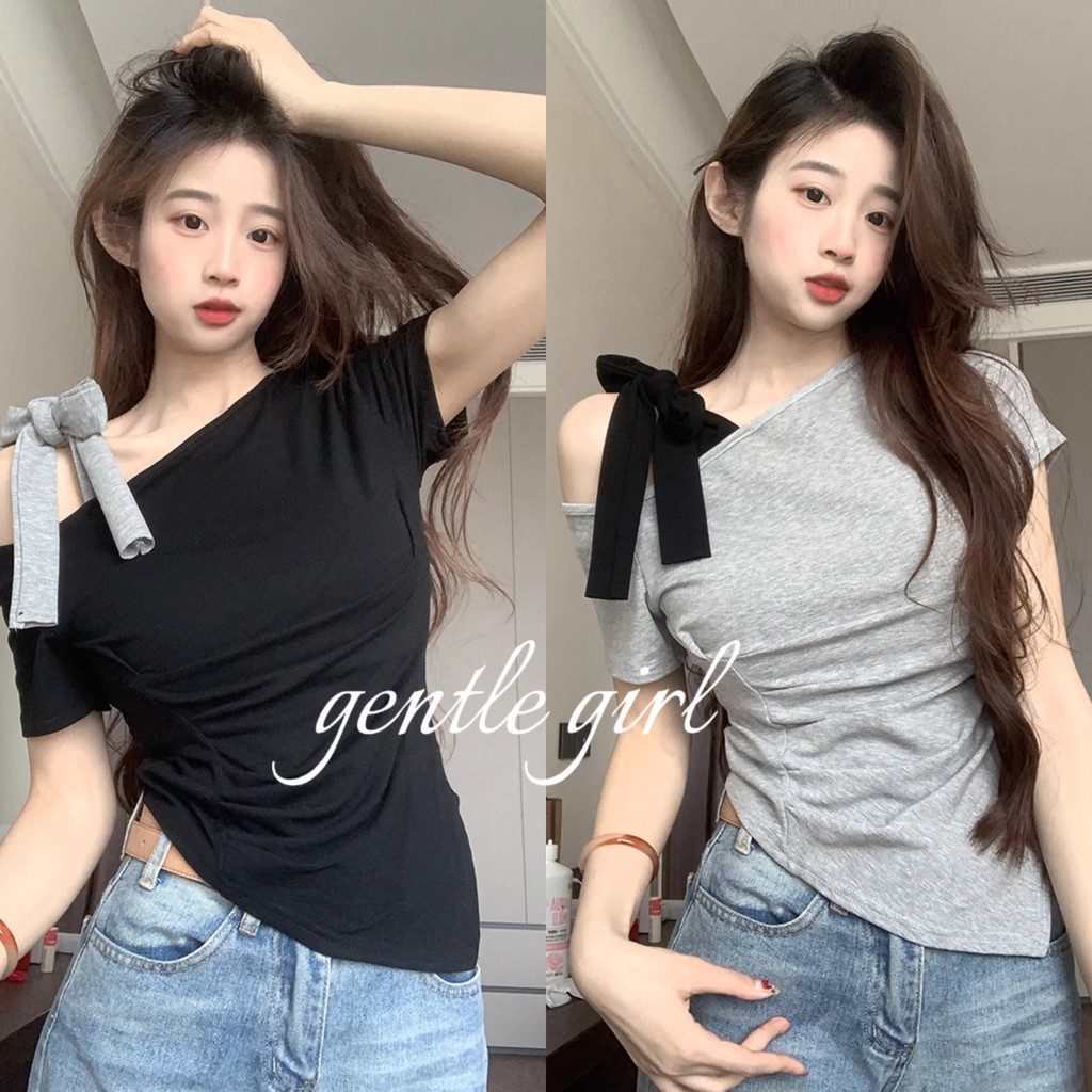 #GG🎀เสื้อยืดแขนสั้นเปิดไหล่สไตล์เกาหลีผู้หญิงฤดูร้อนผูกโบว์ เสื้อด้านบนสีเทาเปิดไหล่ไม่สมมาตร