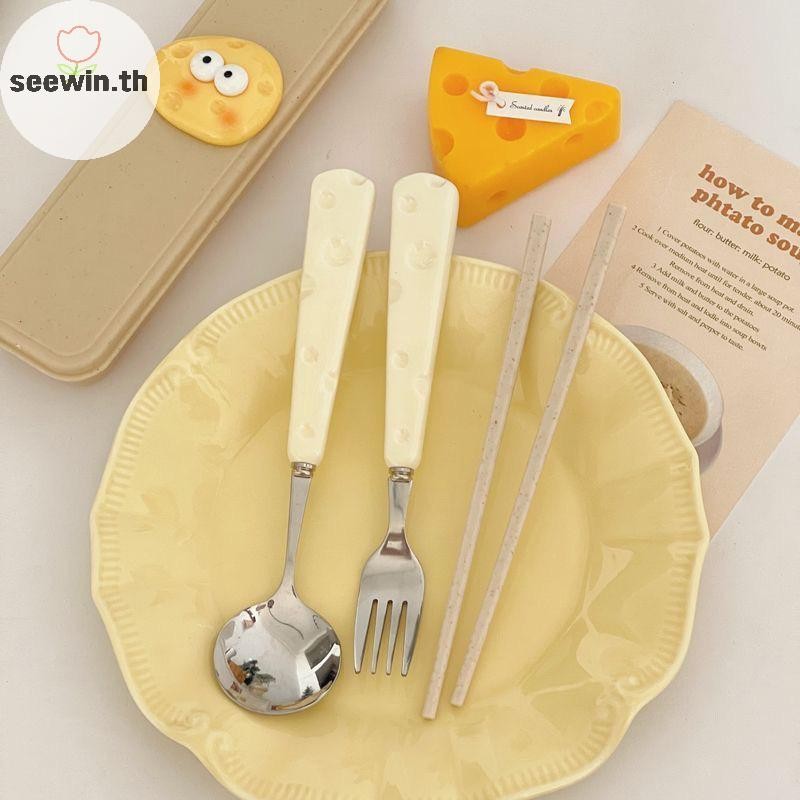 เซวิน สแตนเลสน่ารักชีสช้อนส้อมข้าวสาลีตะเกียบสามชิ้นชุดเด็กนักเรียนแบบพกพาบนโต๊ะอาหารกล่องเก็บชุด ไทย