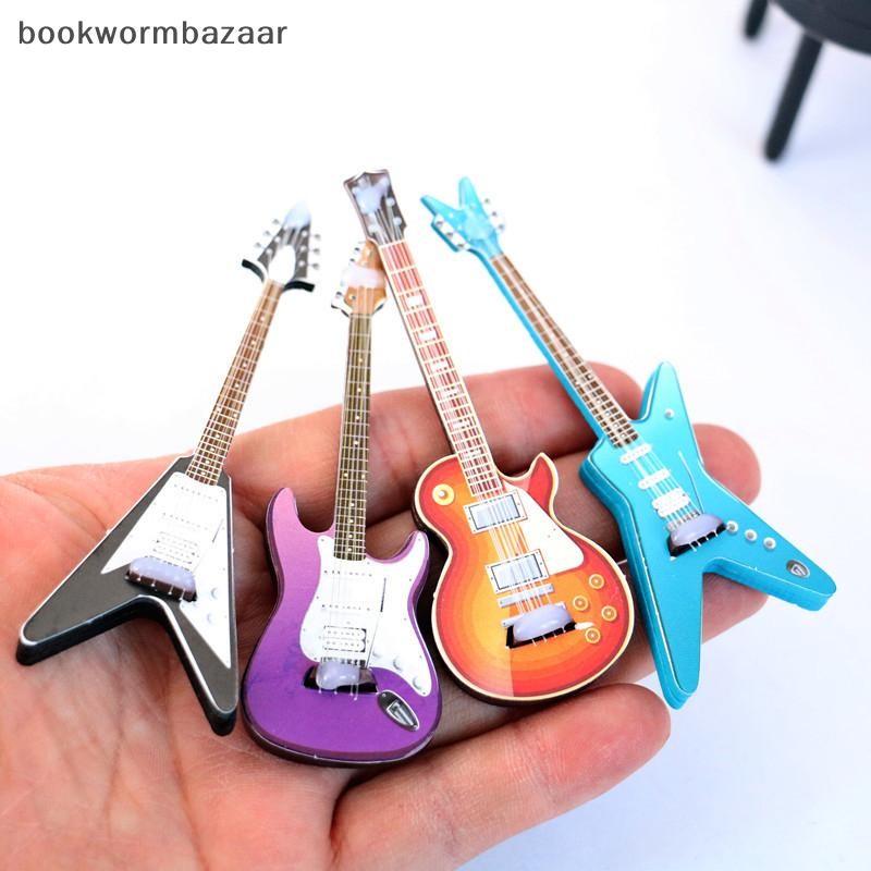 [bookwormbazaar] 1 ชิ้นตุ๊กตาของเล่นกีตาร์ตุ๊กตาเครื่องดนตรีตุ๊กตาตกแต่งบ้าน [TH]