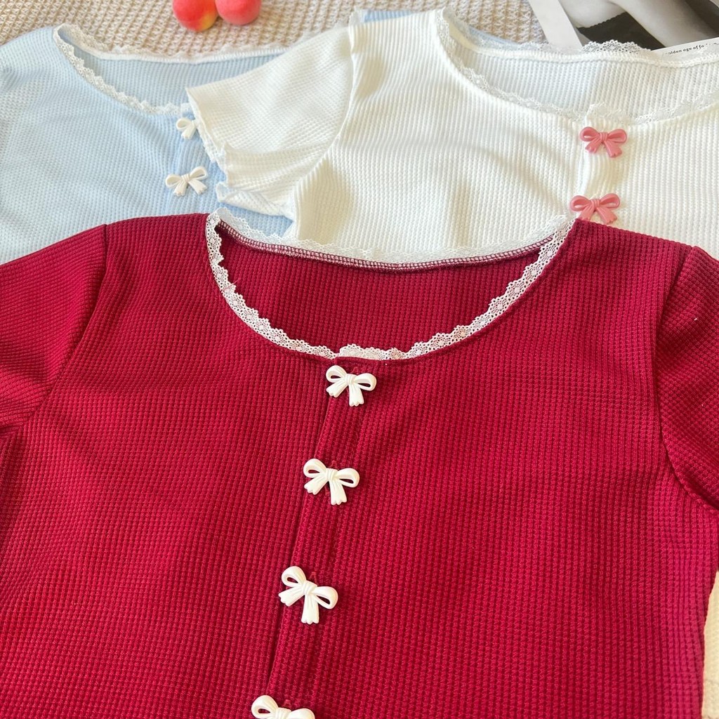 Fleurladyz.เสื้อคอลูกไม้ กระดุมโบว์หน้า เสื้อแขนสั้น ผู้หญิง