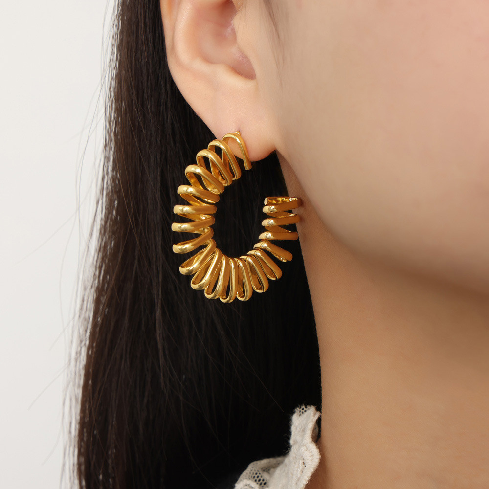 Ins สไตล์แฟชั่นไม่สม่ําเสมอไทเทเนียมเหล็ก Gold-Plated เรขาคณิต C-Shaped Winding Line ต่างหูเครื่องปร