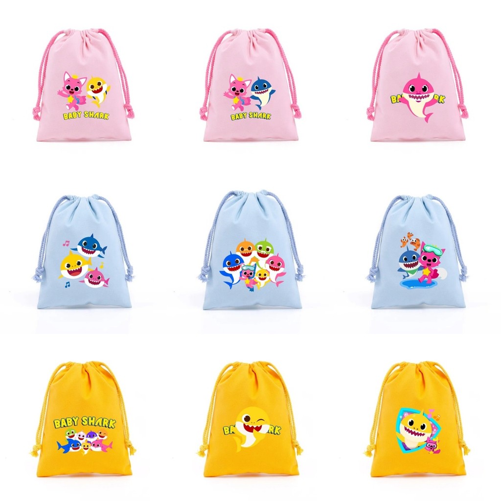 Baby Shark กระเป๋าหูรูดผ้าแคนวาสสําหรับจัดระเบียบเสื้อผ้าท่องเที่ยวถุงเก็บเชือกรูดขนมปาร์ตี้ถุงของขว