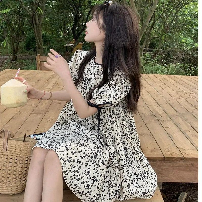 ชุดเดรสแขนพัฟสไตล์โมริหวานสำหรับผู้หญิง ฤดูร้อน 2025 ใหม่ เอวสูง ปกปิดหน้าท้อง ชุดแขนสั้นที่ดูอ่อนเยาว์ ผ้ากำมะหยี่ KQRA