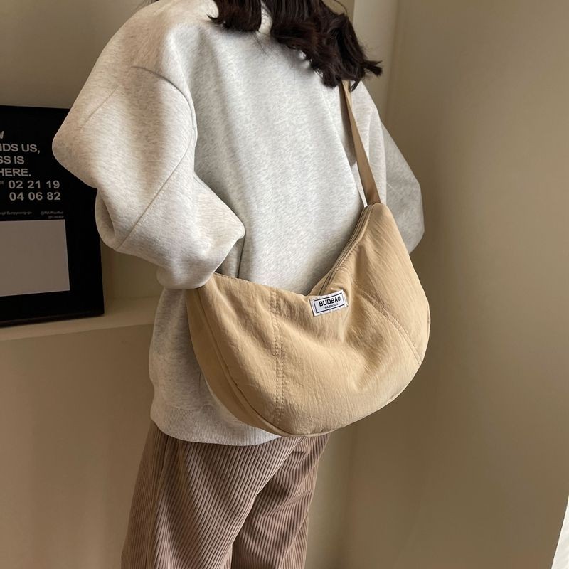 ญี่ปุ่น Dumpling กระเป๋าแฟชั่น Messenger กระเป๋าหญิง 2024 สไตล์ใหม่สีทึบขนาดใหญ่ความจุ One-Shoulder Messenger กระเป๋าใหม่ Casual ทั้งหมด @-
