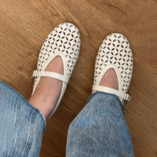 รองเท้าแตะส้นแบนสีขาว รองเท้าส้นหนาทันสมัยและใช้งานได้หลากหล…