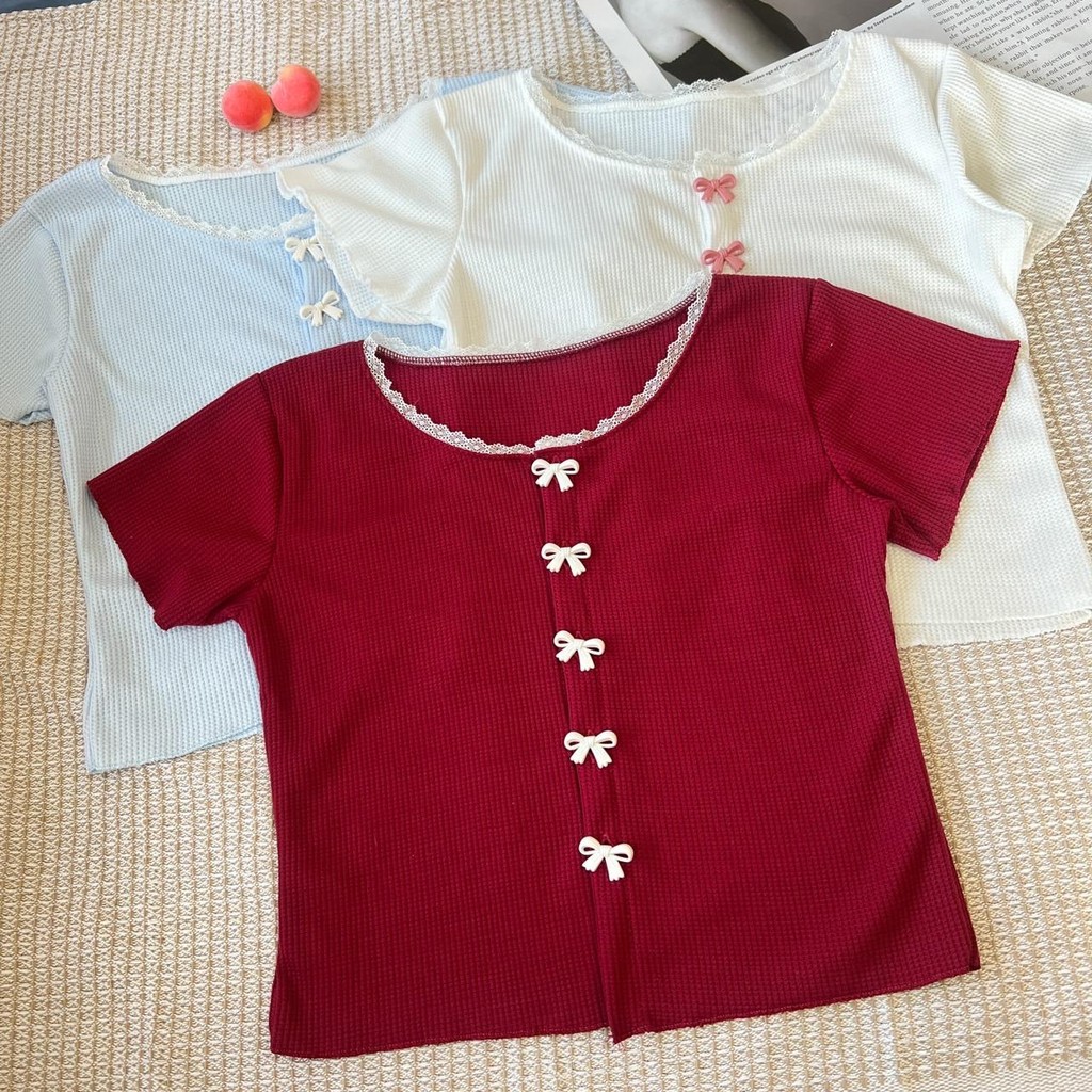 Fleurladyz.เสื้อคอลูกไม้ กระดุมโบว์หน้า เสื้อแขนสั้น ผู้หญิง