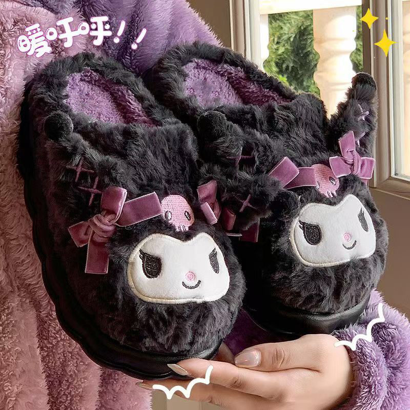 SANRIO รองเท้าแตะตุ๊กตาคิตตี้น่ารักสําหรับผู้หญิงฤดูหนาว ซานริโอ รองเท้าแตะในร่มที่อบอุ่นหนา