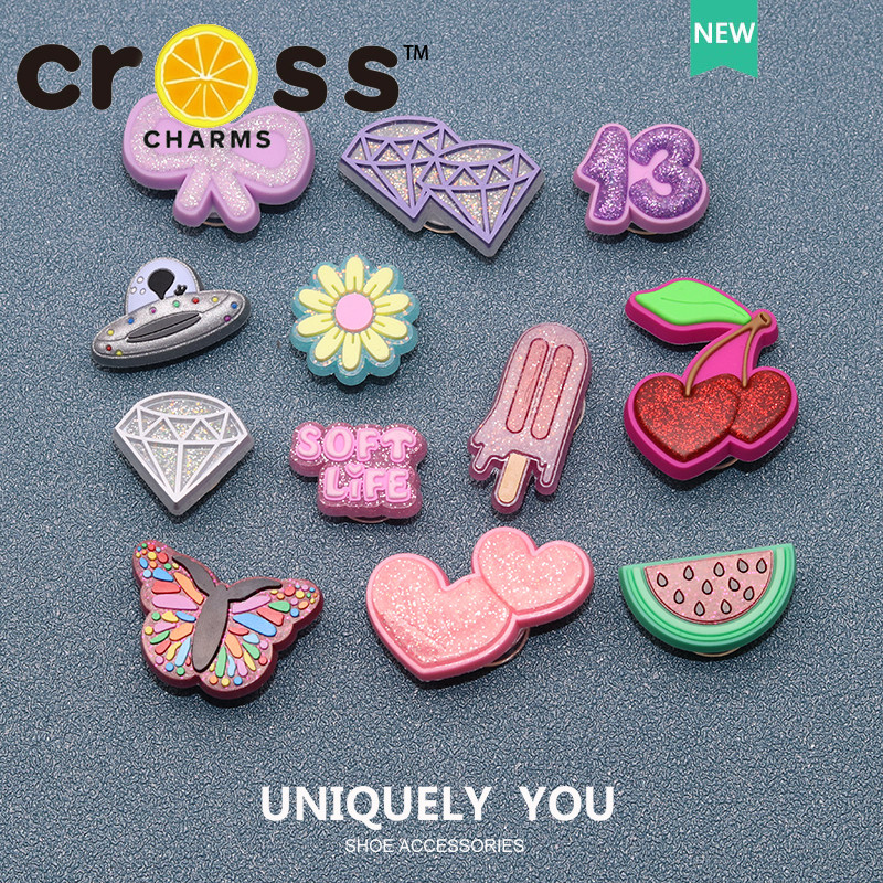 Jibbitz cross charms รองเท้าหัวเข็มขัดรูอุปกรณ์เสริมรองเท้า 2025 สไตล์ใหม่น่ารักตกแต่งดอกไม้เพชรรองเท้าแฟชั่นอุปกรณ์เสริม