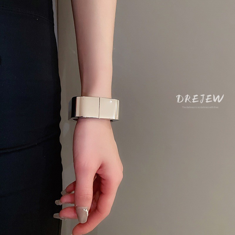 [เดรย์]ยุโรปและอเมริกาสแควร์โลหะสร้อยข้อมือผู้หญิงโอ้อวดออกแบบสร้อยข้อมือแฟชั่นอารมณ์ความรู้สึกระดับสูงของเครื่องประดับมือขายส่ ราคา ถูกที่สุด ดีลบีเคเค แกลเลอรีภาพที่ 5