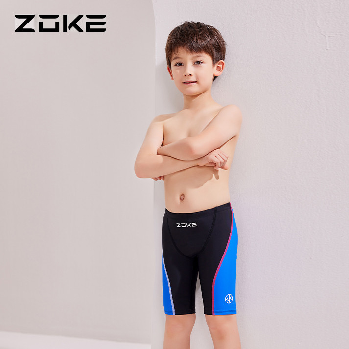 ชุดว่ายน้ำเด็กชาย ZOKE ขนาด 118-155 ซม. กางเกงว่ายน้ำห้าจุด ฝึกซ้อม นักเรียนมืออาชีพ การแข่งขัน ลายแพทช์ระบายอากาศ ยืดหยุ่นมาก