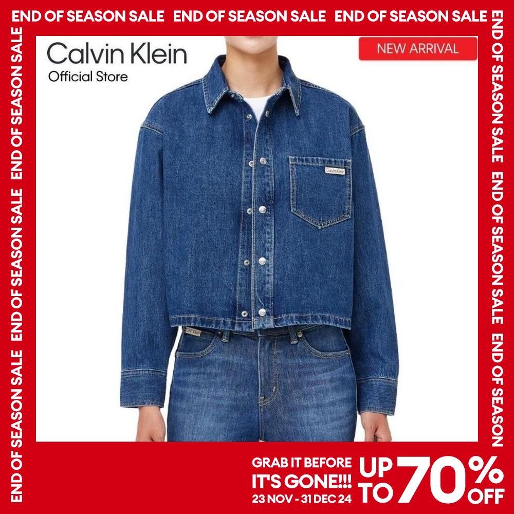 CALVIN KLEIN เสื้อเชิ้ตยีนส์ผู้หญิง Cropped Dad Denim Shirt รุ่น J224416 1A4 - สีน้ำเงินเข้ม