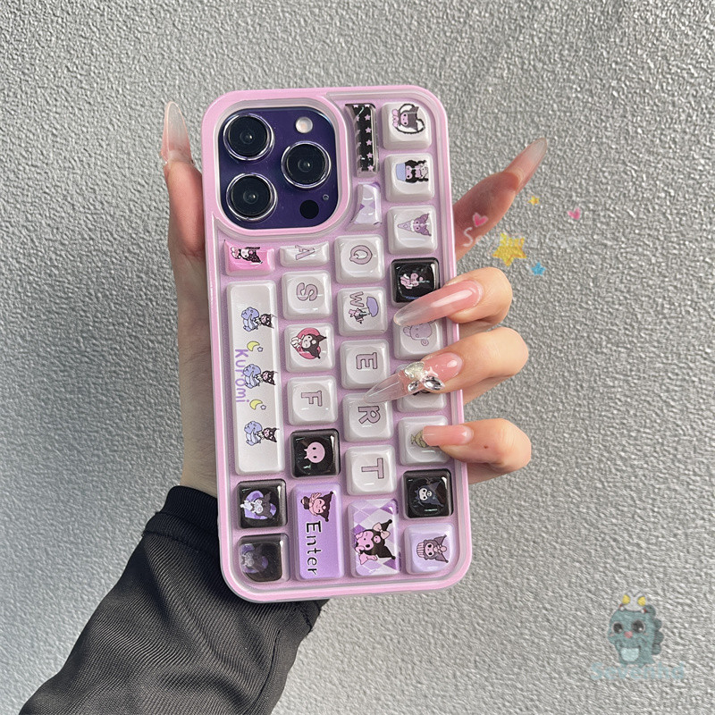 น่ารักสีม่วง คุมิ คีย์บอร์ดพิมพ์เคสโทรศัพท์สําหรับ ไอโฟน 11 16 15 14 13 12 มือโปร สูงสุด การ์ตูนสไตล์คิตตี้การ์ตูนสร้างสรรค์แฟชั่นส่วนบุคคลคณะกรรมการคีย์ปกอ่อนสําหรับ ไอโฟน 15 บวก