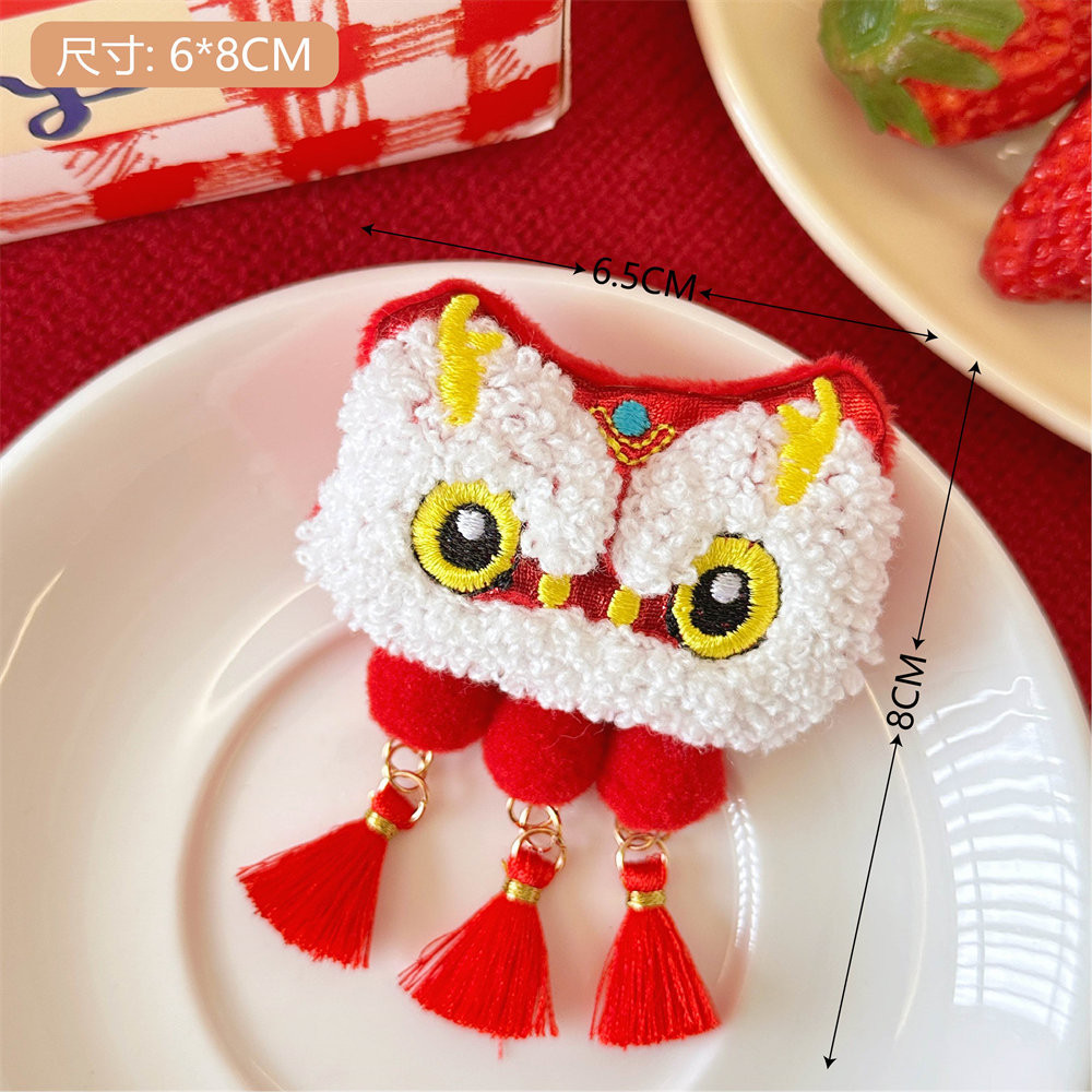 ตุ๊กตาน่ารัก Lion Awakening Ingot เข็มกลัดจี้เทศกาลปีใหม่ตุ๊กตา Pin สาวกระเป๋าเป้สะพายหลังตกแต่งจี้ ราคา ถูกที่สุด ดีลบีเคเค แกลเลอรีภาพที่ 8