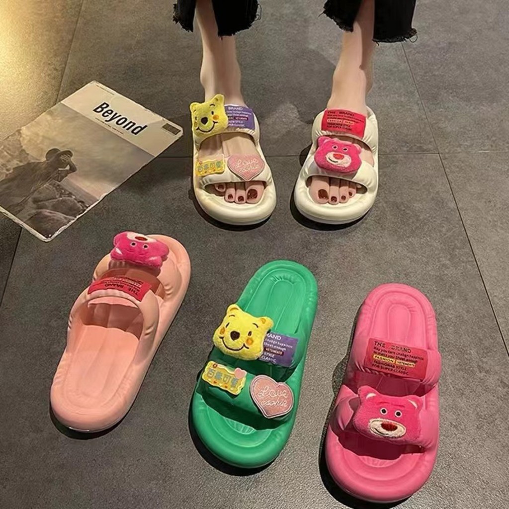 Poop feeling Strawberry Bear รองเท้าแตะผู้หญิงฤดูร้อน 2024 ใหม่หนา soled สบายลื่นสไลด์ชายหาด Naked ร