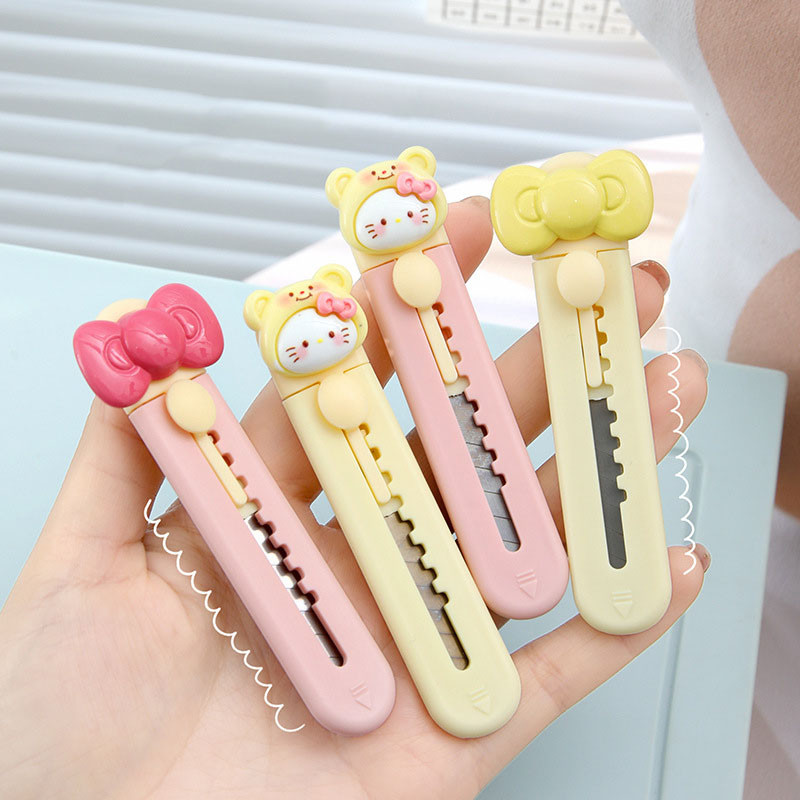 ใหม่น่ารักการ์ตูน KT มีดยูทิลิตี้นักเรียนสีชมพู Stationeries เครื่องตัดกระดาษปากกาหวานมีด