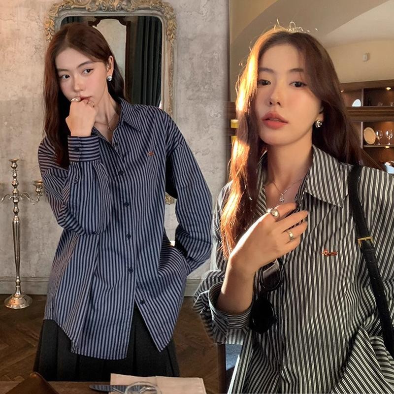ohho เสื้อเชิ้ตลายทางสีฟ้า ปักลาย ดีไซน์เก๋ๆ สำหรับผู้หญิง เสื้อเชิ้ตหลวมๆ แขนยาว #w580