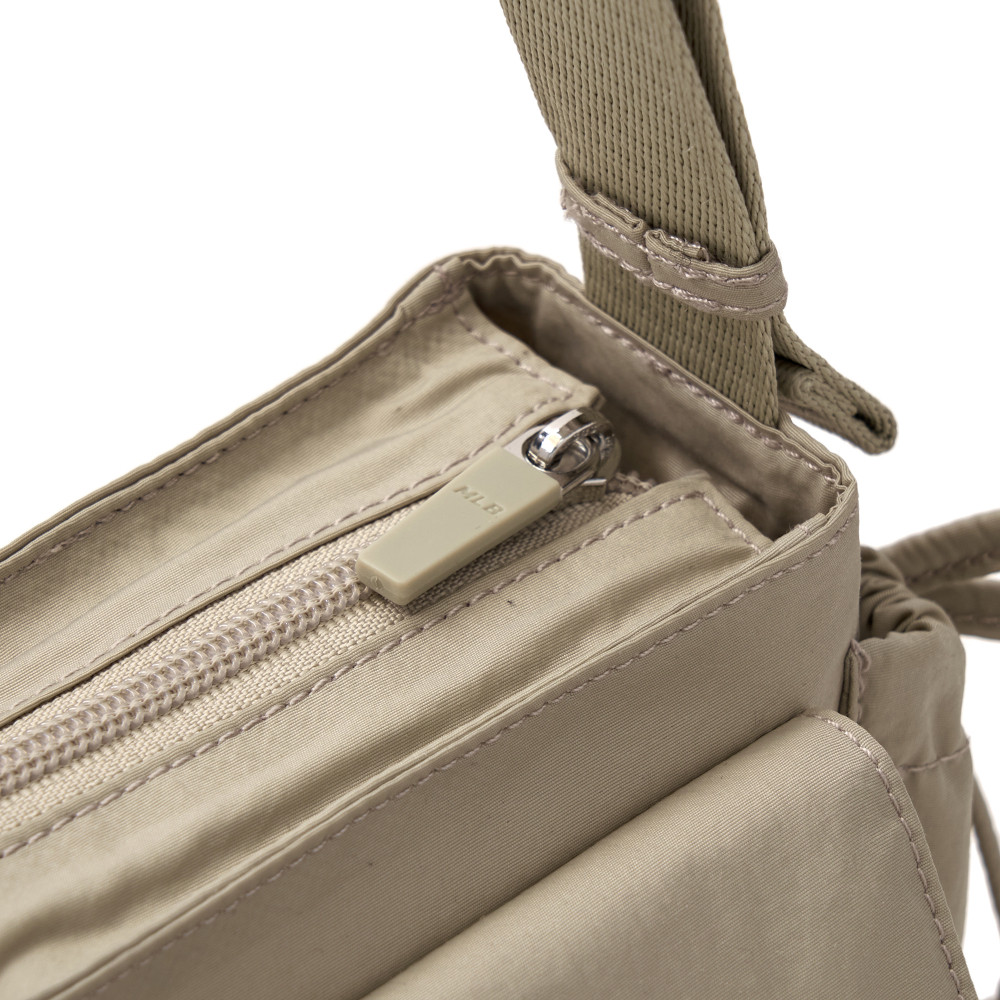 MLB กระเป๋าสะพายข้าง ยูนิเซ็กส์ Unisex Basic Gorpcore Pocket Crossbody Bag รุ่น 3ACRB035N 43SAS สีแซนด์