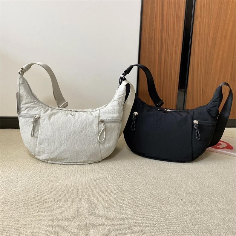 Lululemon Slouchy Sling Bag กระเป๋าสะพายความจุขนาดใหญ่กระเป๋าสะพายข้างกันน้ําฟิตเนสโยคะกระเป๋า