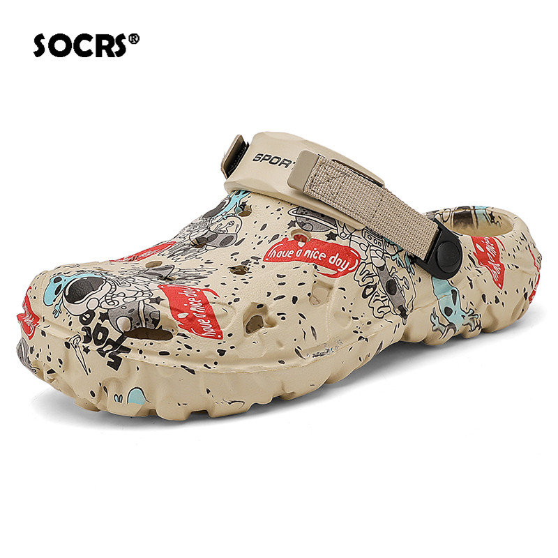 SOCRS รองเท้าแตะผู้ชาย 2026ผู้ชายกราฟฟิตีพรางรองเท้าแตะสวมใส่ลื่นรองเท้าแตะชายหาดแนวโน้มระบายอากาศขนาดใหญ่46 47