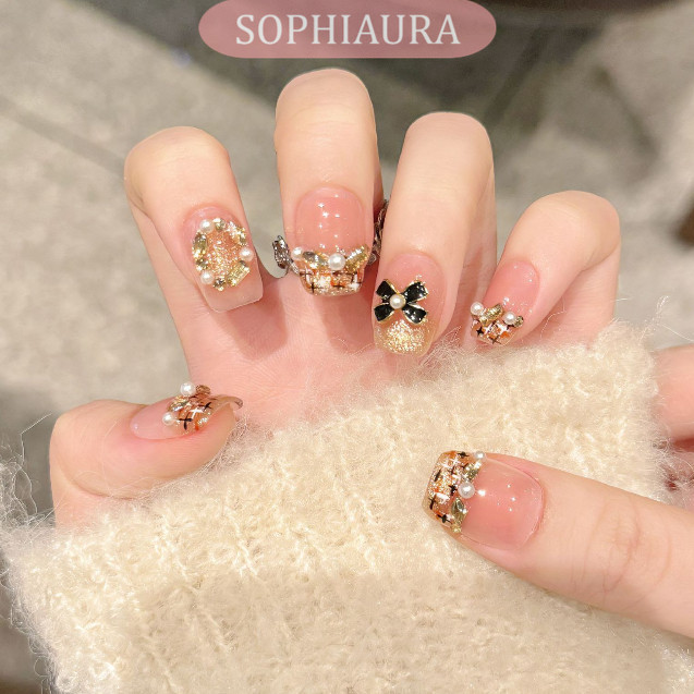 Sophiaura เล็บทําด้วยมือ Super Short Square Shape ริบบิ้นสีทองสีทองกดบนเล็บพร้อมกาวเล็บเทียม