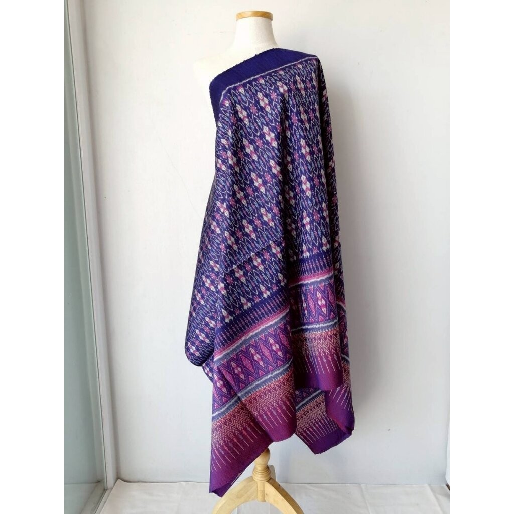 ซิ่น ผ้าไหมมัดหมี่ยกดอก 6ตะกอ ขนาด 1x2เมตร ลายดอกชบา สีน้ำเงินอมม่วง รหัส L9A-119-MM6F1