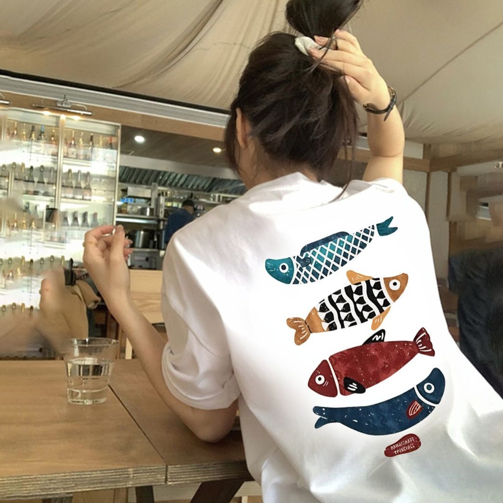 TeeTwoOne เสื้อสีดํา ผู้หญิง T-shirt "Vertical row fish" พิมพ์ลาย ผ้าCOTTON โคตรนุ่ม OVERSIZE เสื้อคอกลม
